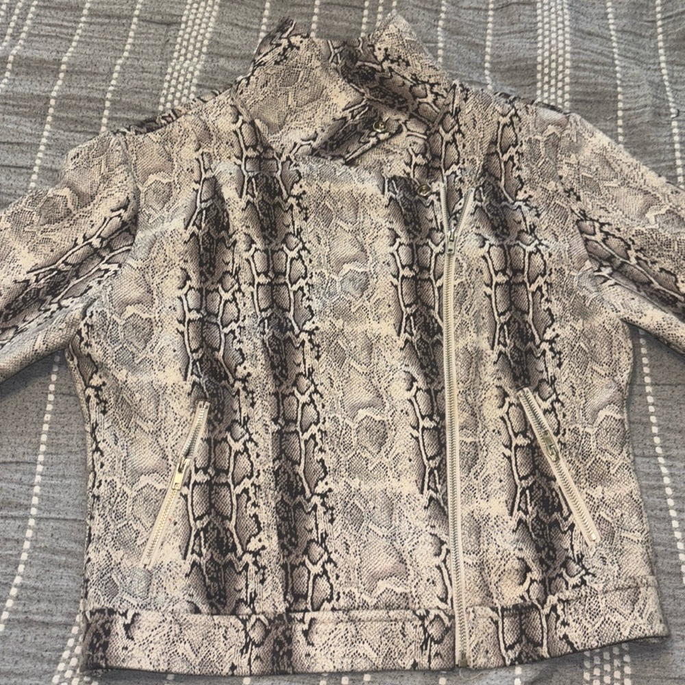 Selling a nice leather tiger jacket, size M